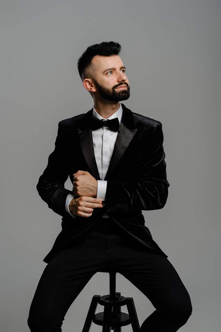 Jakub Ślaga w czarnym garniturze